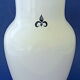 Vase en faïence blanc-bleu à décor végétal stylisé