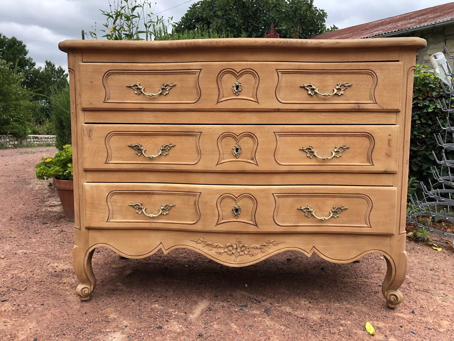 Oak chest of drawers