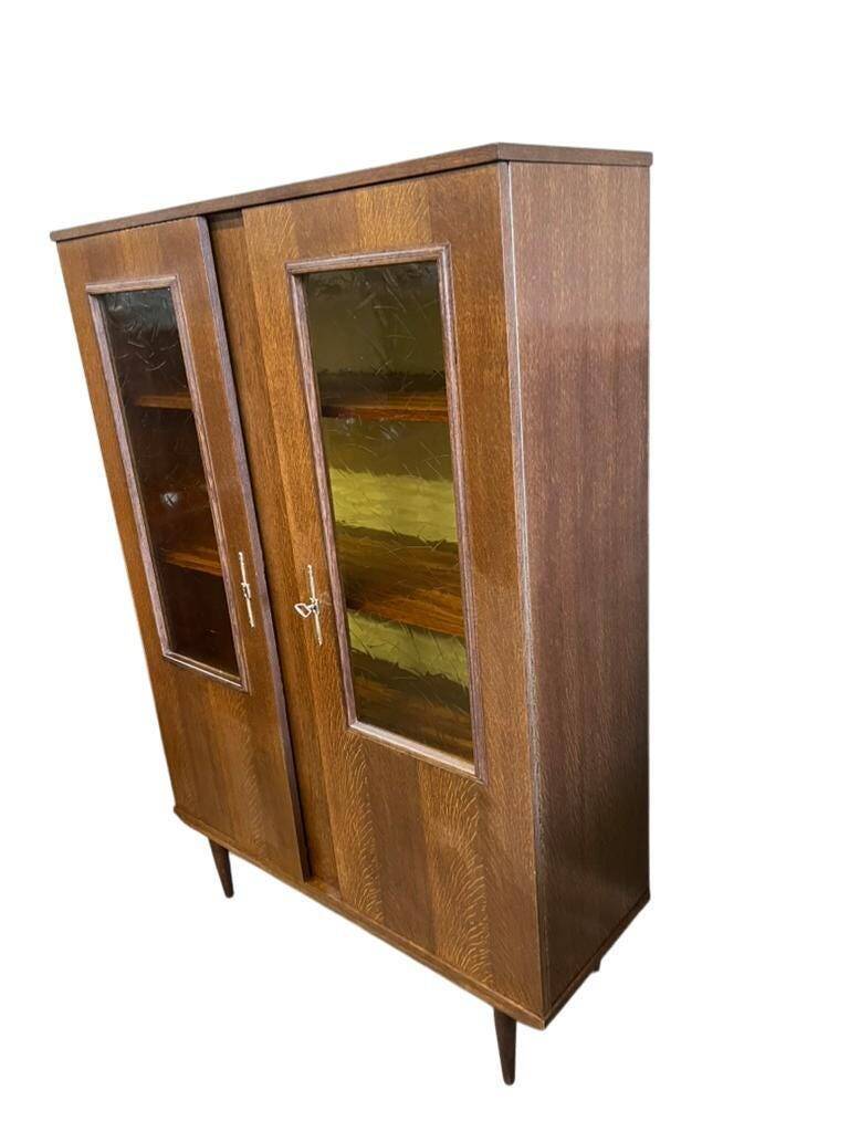 vitrine vintage en bois avec verre à relief jaune ocre