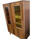 vitrine vintage en bois avec verre à relief jaune ocre