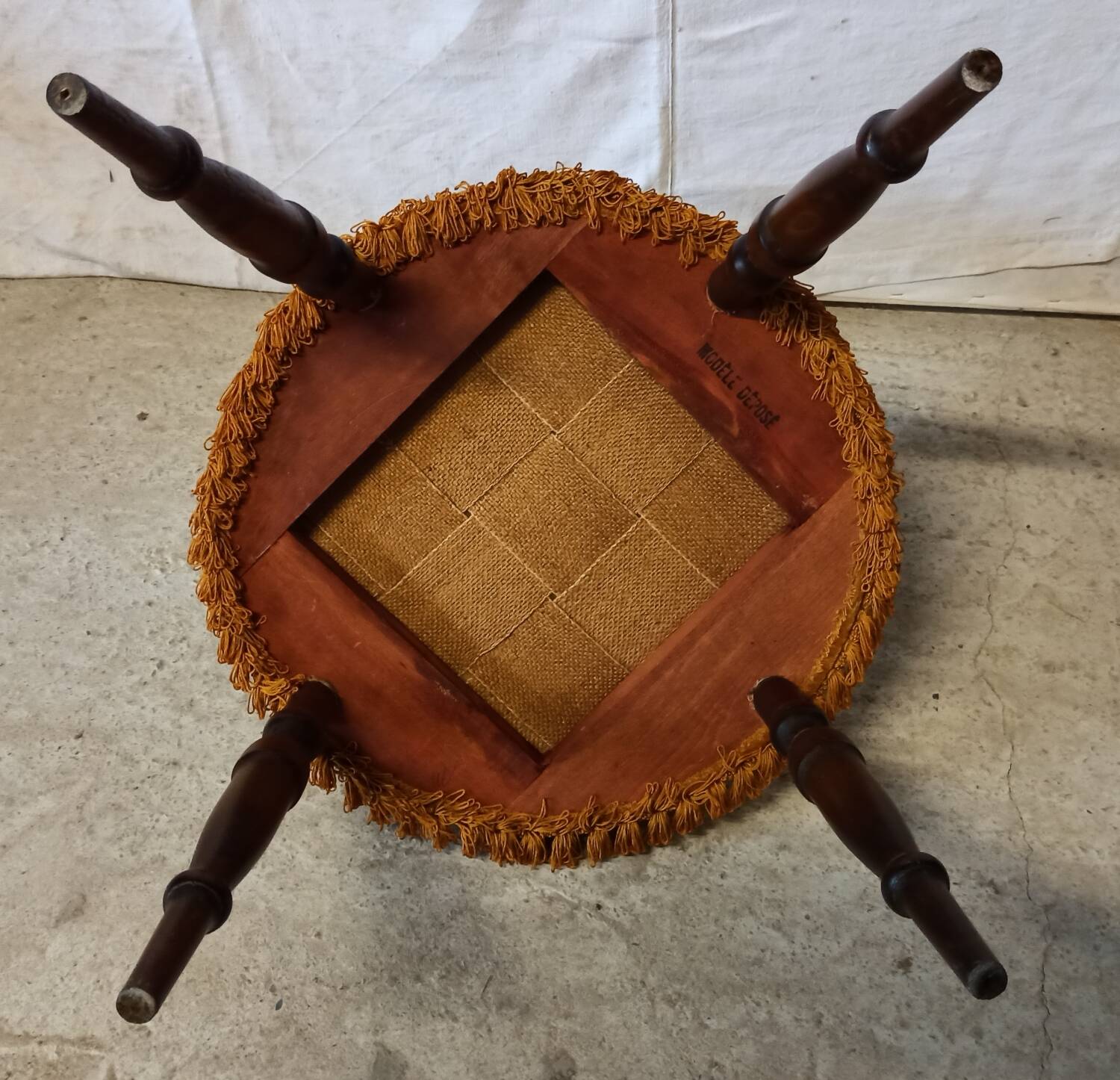Chaise de chambre en velours ocre et pompons
