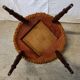 Chaise de chambre en velours ocre et pompons