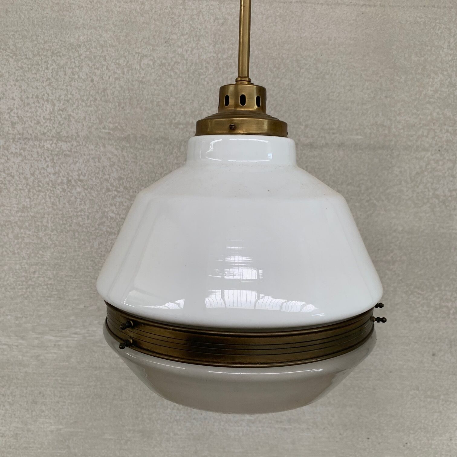 Suspension allemande antique à deux tons sur la galerie de tiges en laiton