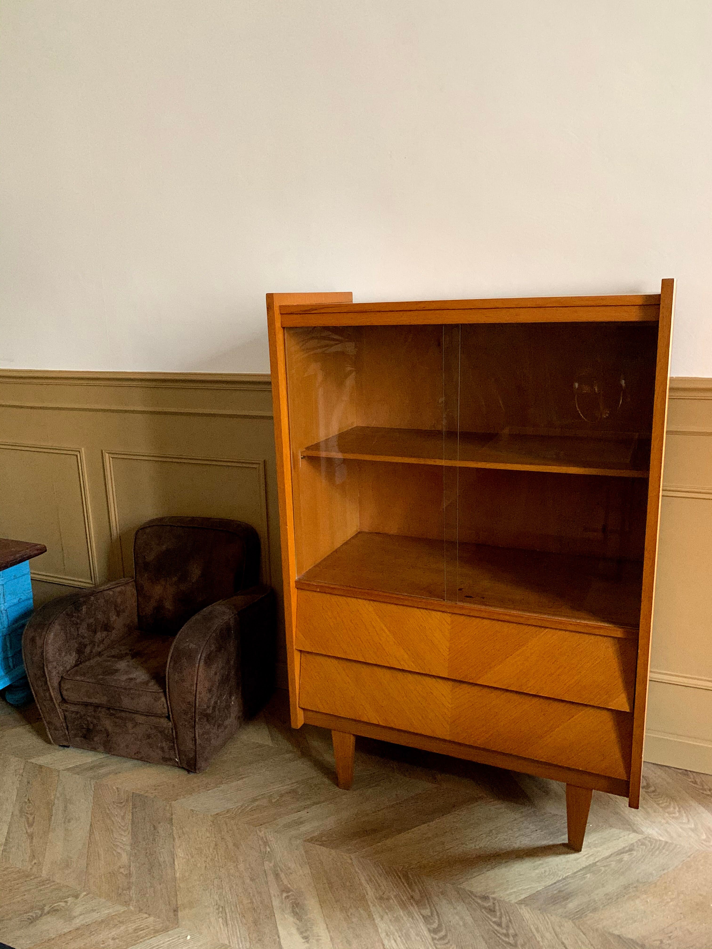 Vintage showcase library