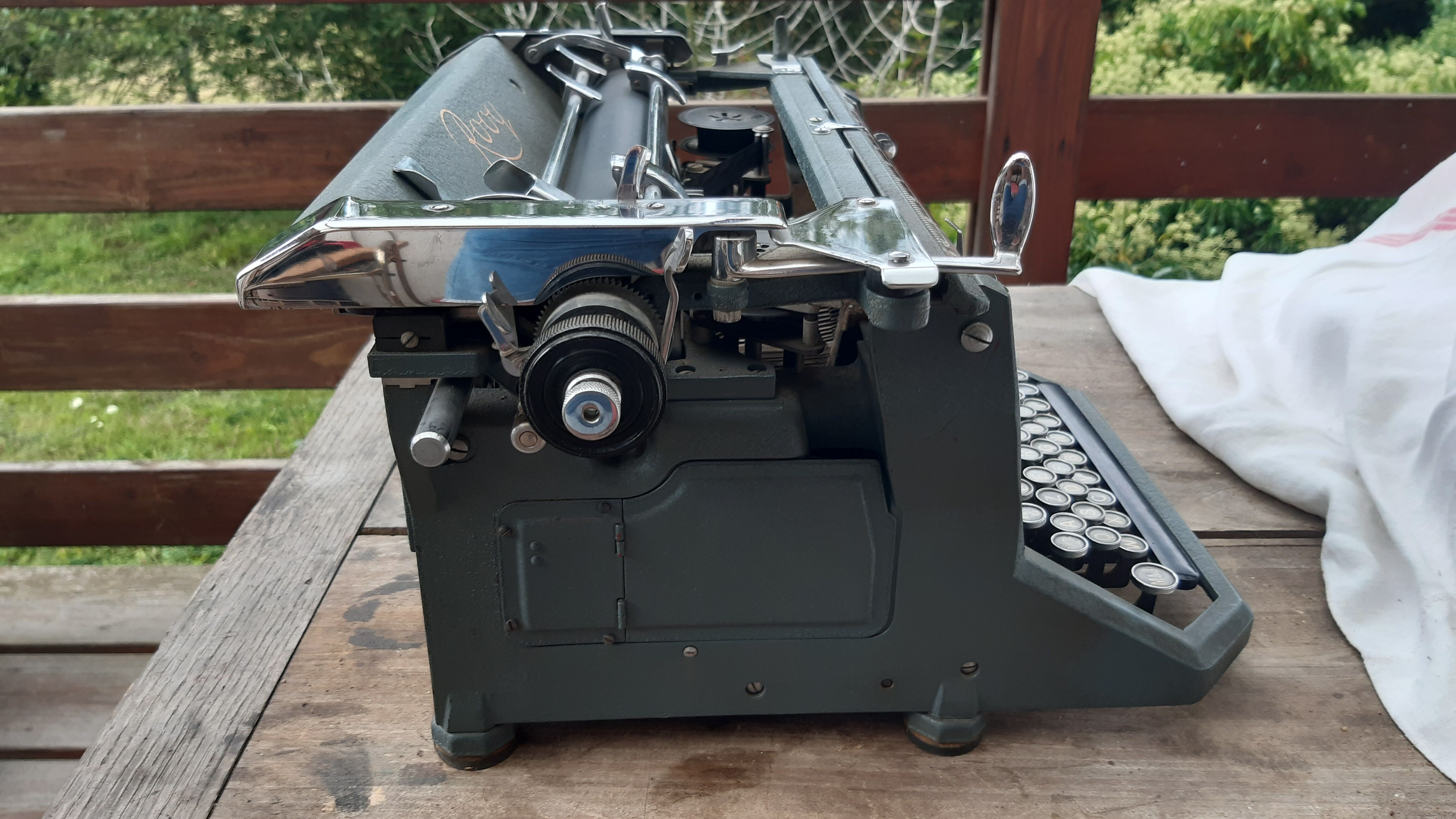 Machine à écrire rooy b44