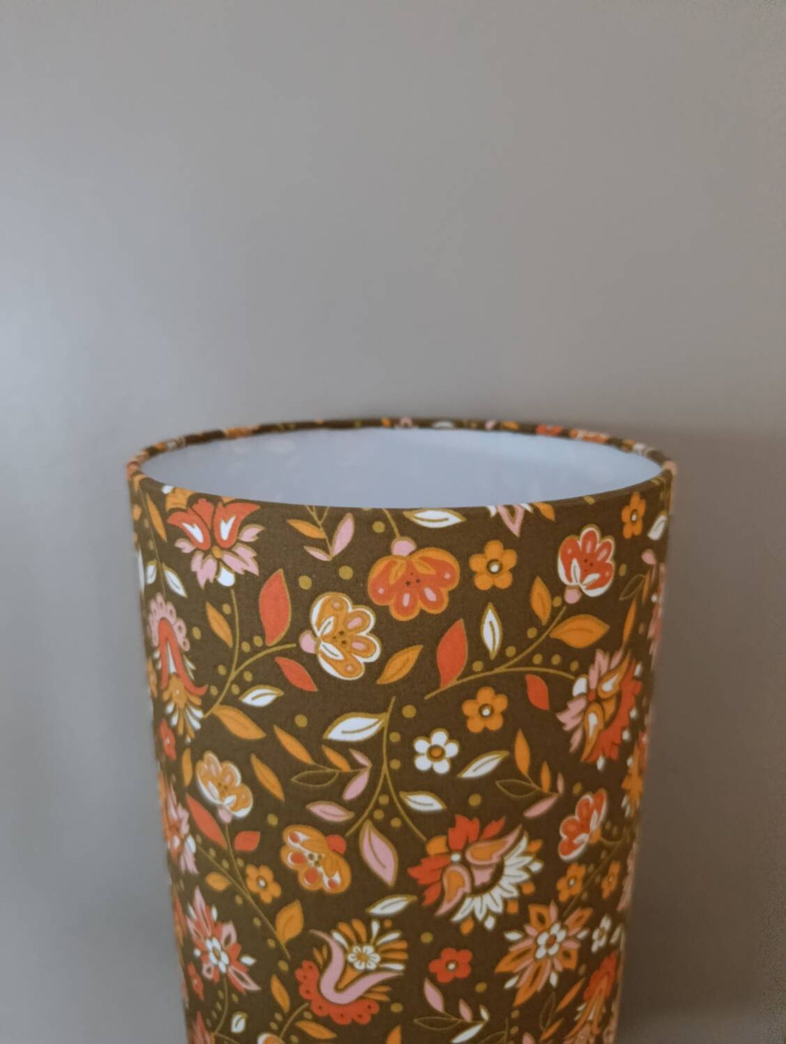 lampe bois rustique, abat-jour style vintage seventies imprimé fleurs