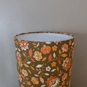 lampe bois rustique, abat-jour style vintage seventies imprimé fleurs