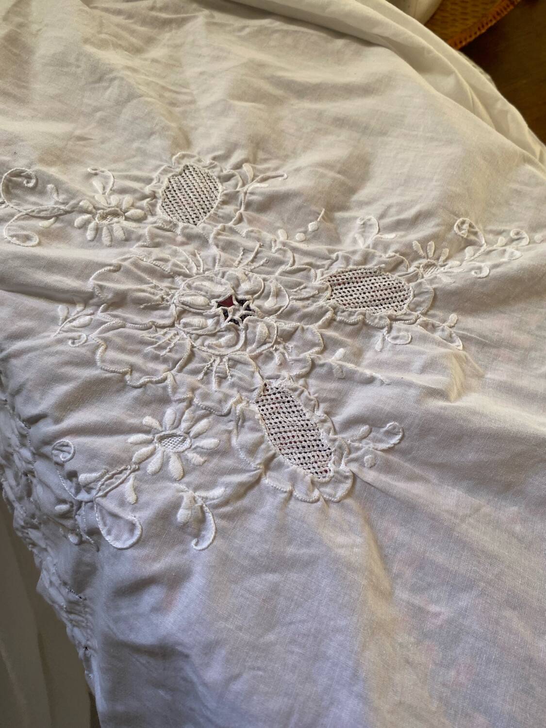 Nappe blanche en fin coton blanc brodé.