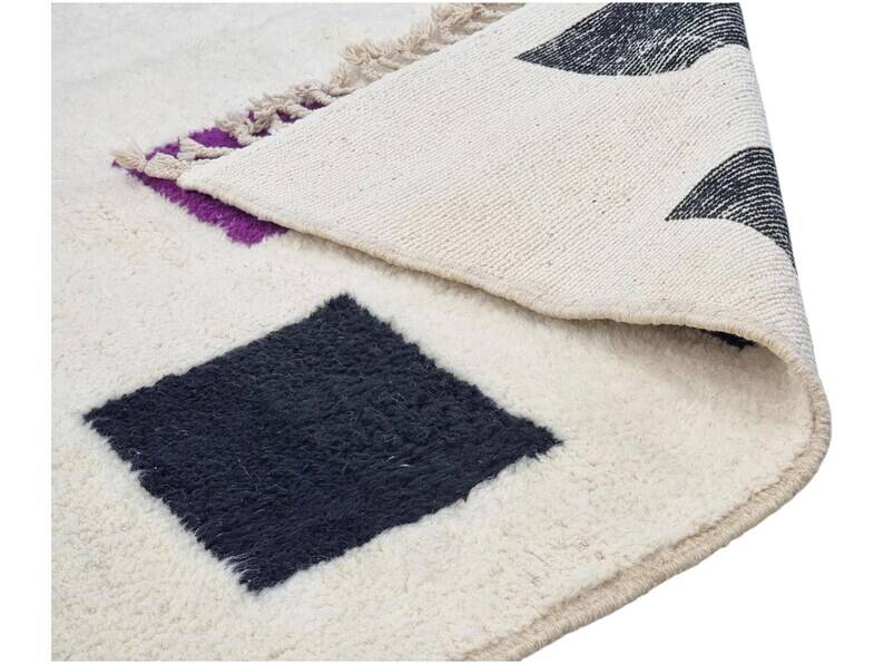 Off-white rug with geometric patterns, 200cm x 250cm