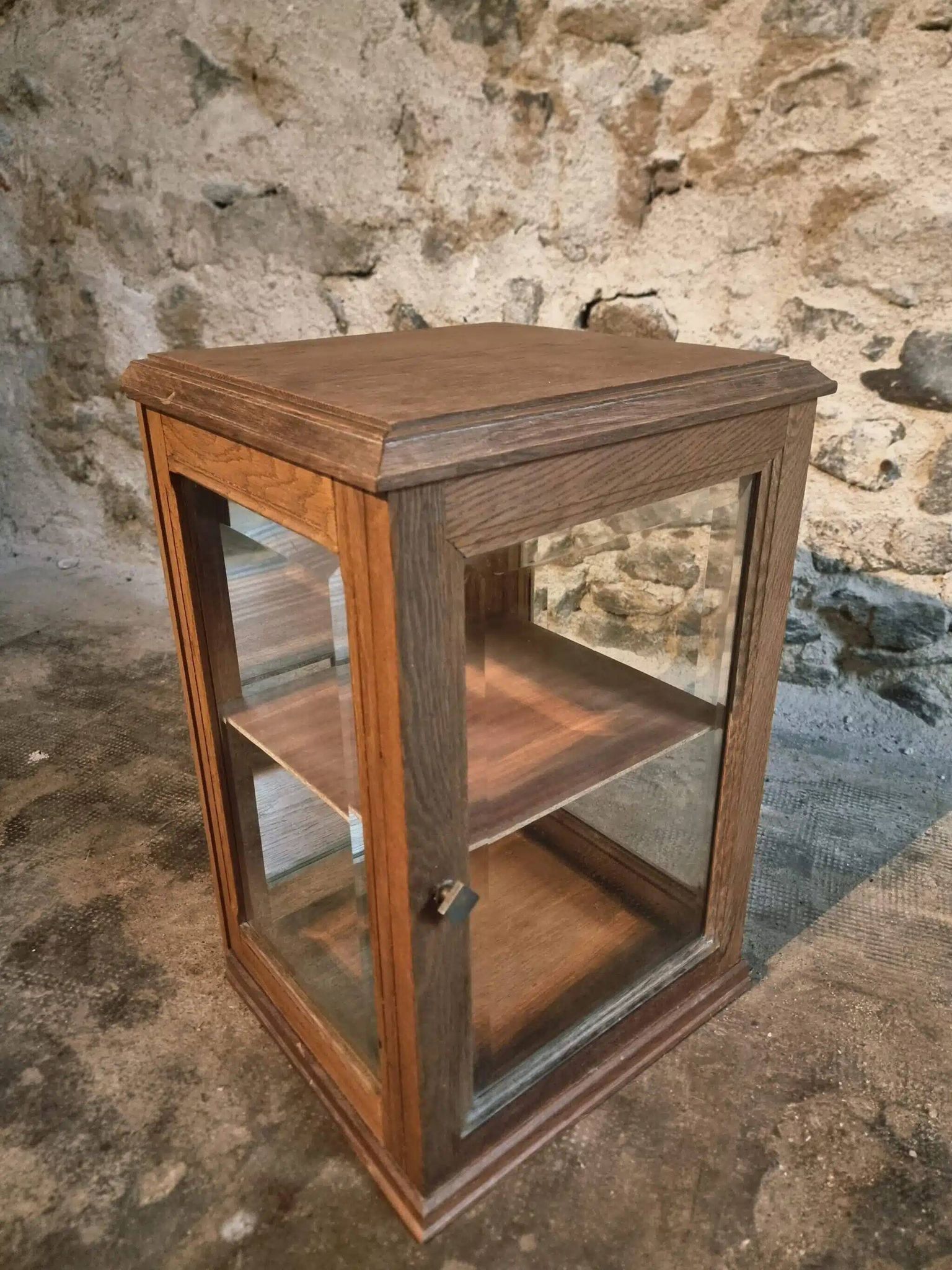 Small antique display cabinet in French oak | 1920s display cabinet with mirrored back