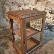 Small antique display cabinet in French oak | 1920s display cabinet with mirrored back