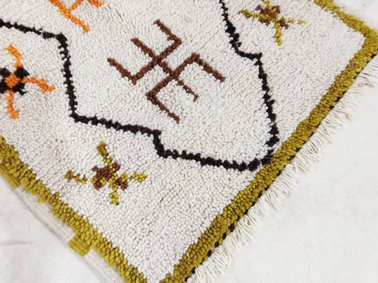 Handmade moroccan berber carpet 102 x 62 cm