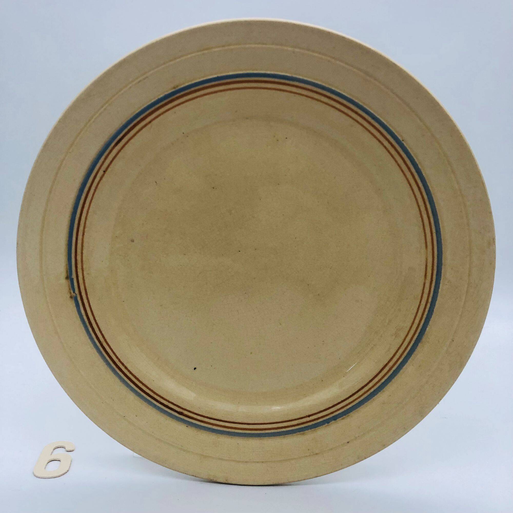 6 flat plates with a fine decoration of blue and gold borders.