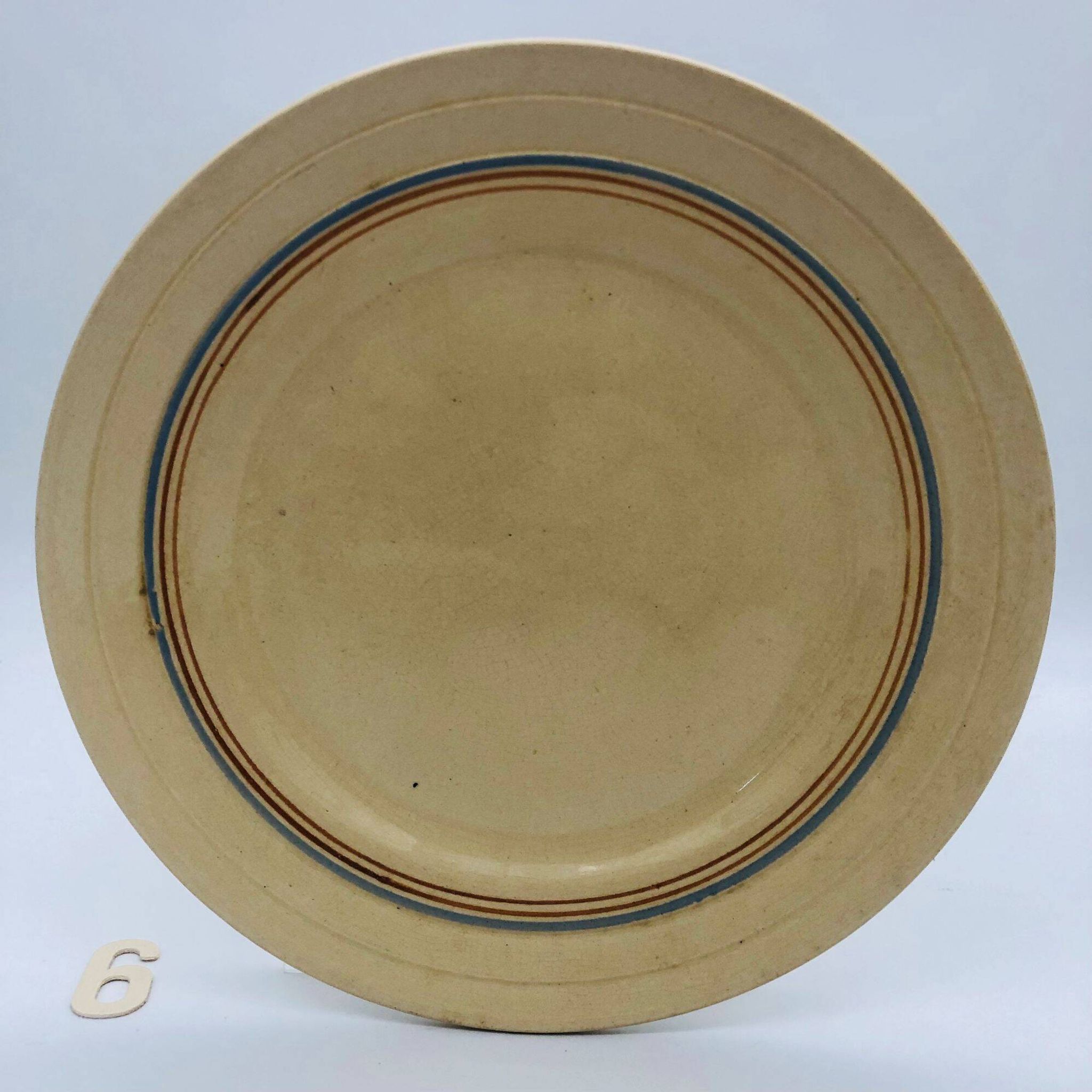 6 flat plates with a fine decoration of blue and gold borders.