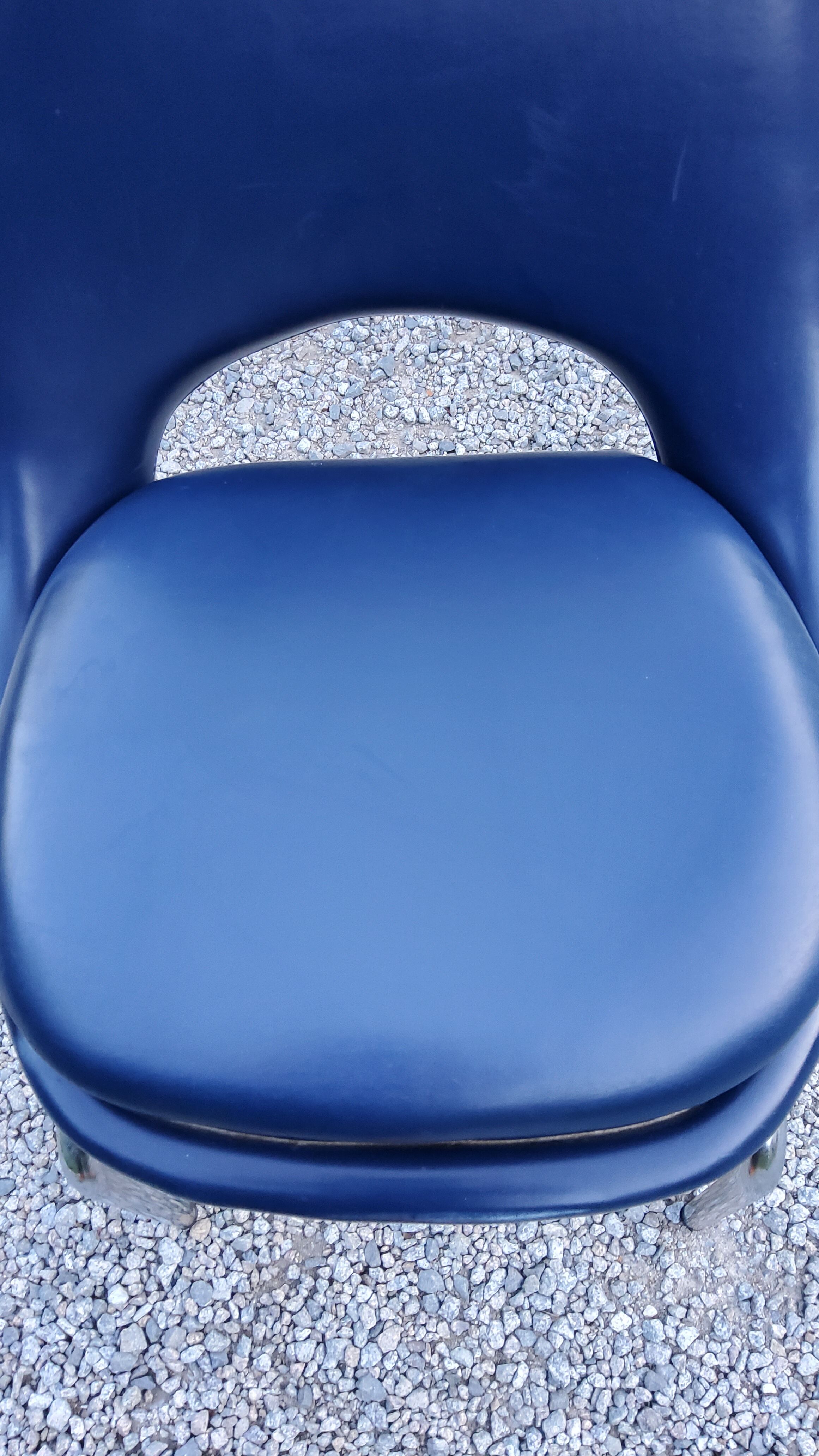 Chaise des années 70 Henry Colomer tubes chromés et skaï bleu marine