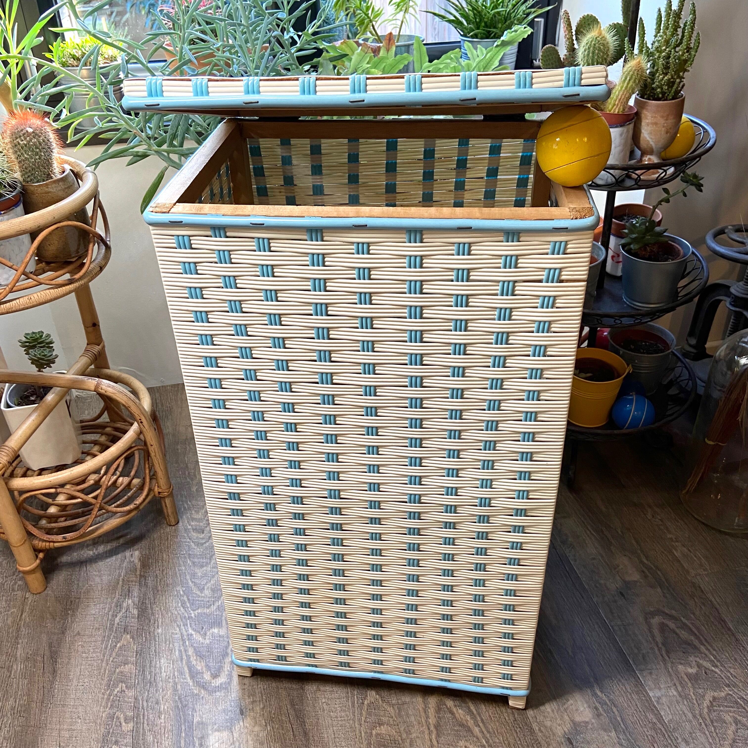 Laundry chest in scoubidou 60s