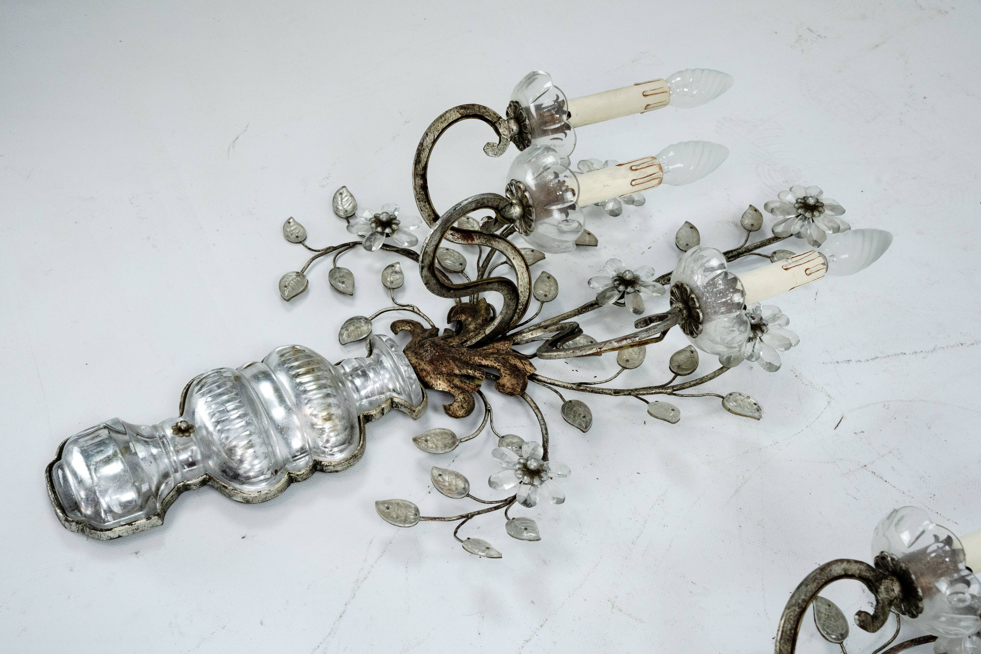 Paire de appliques en cristal et bronze Maison Bagues, années 1960.