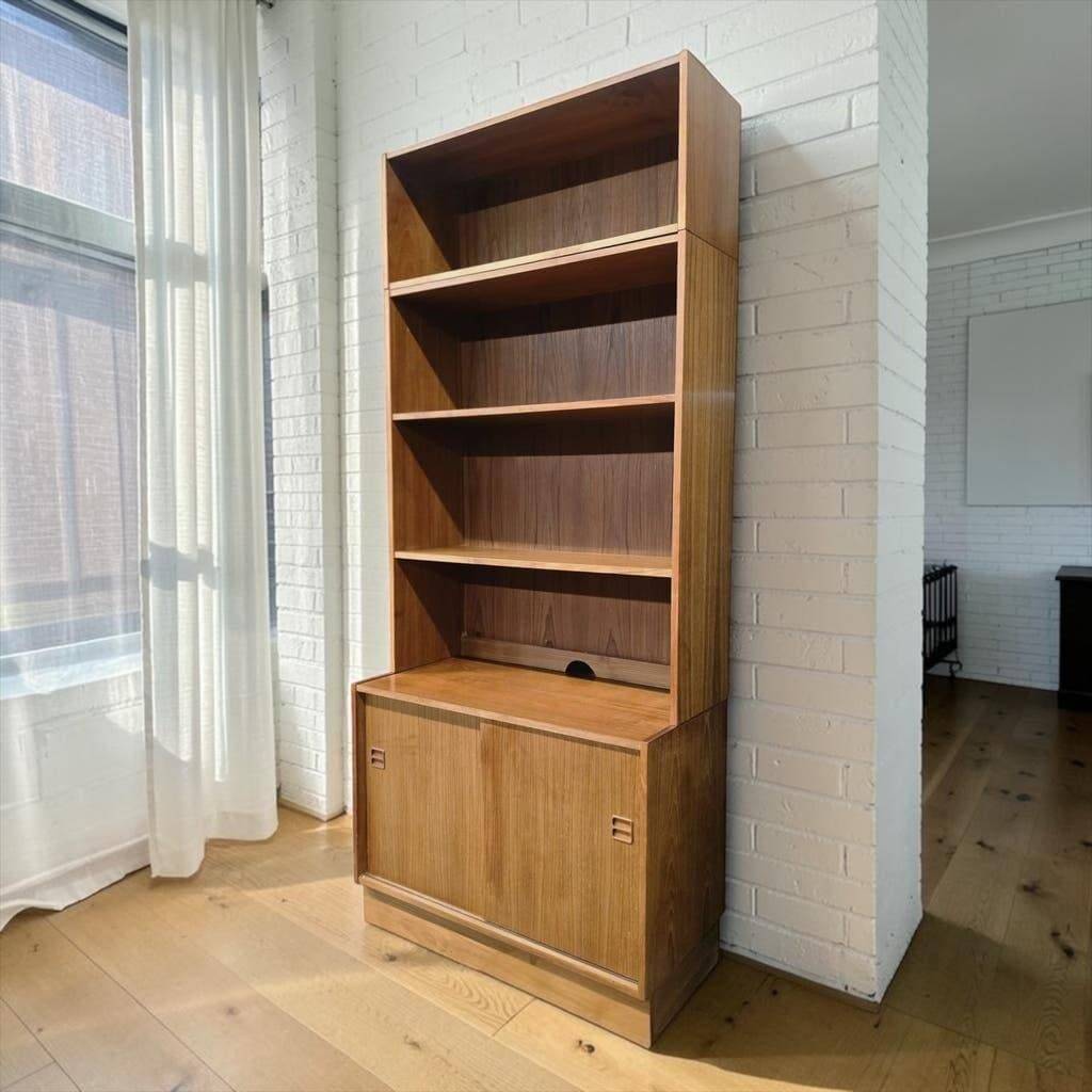 Vintage wooden shelf/bookcase/display cabinet