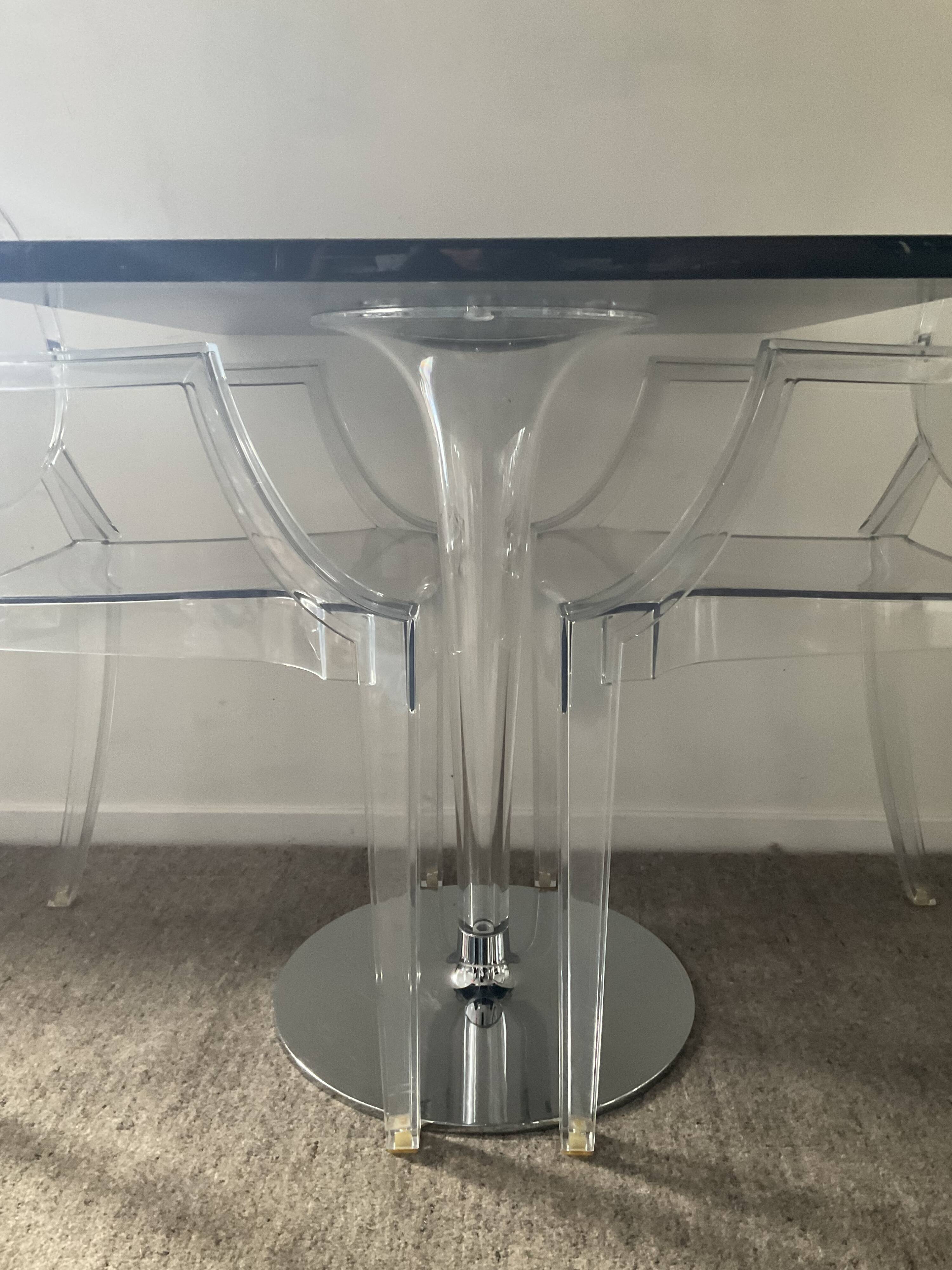 Ensemble Philippe Starck Kartell table à manger Top Top et 2 fauteuils Louis Ghost