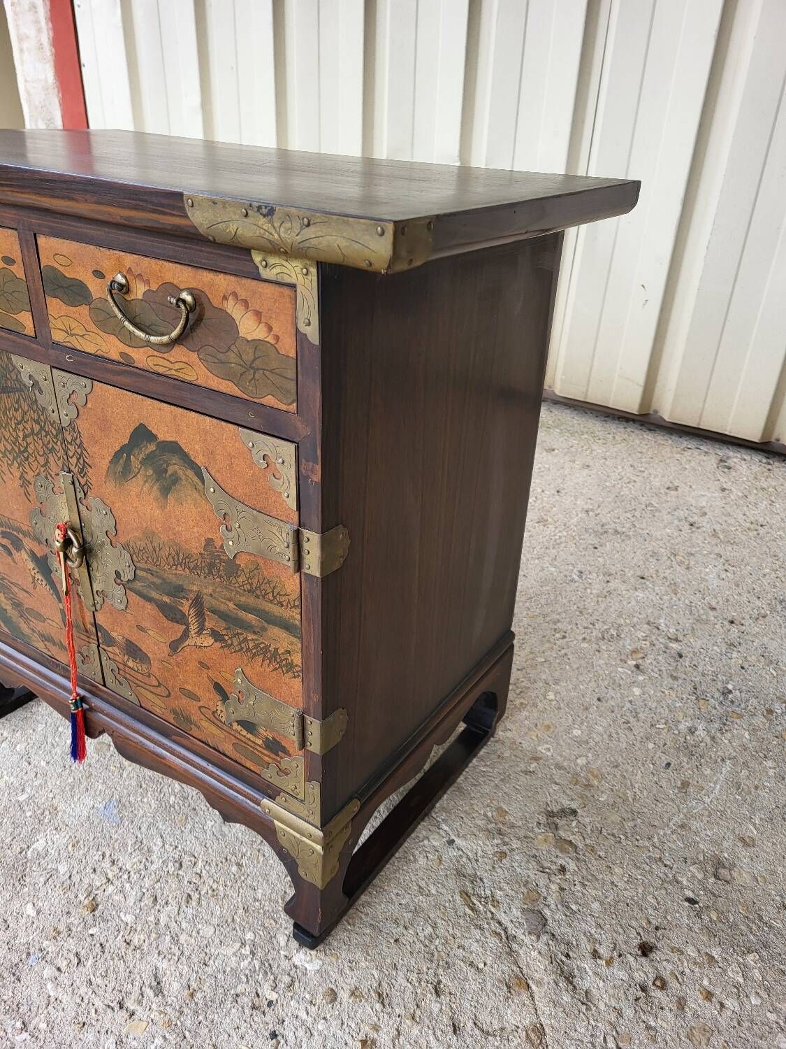 Small Chinese cabinet h 62 cm, 62cm x 37 cm 2 drawers, 2 doors