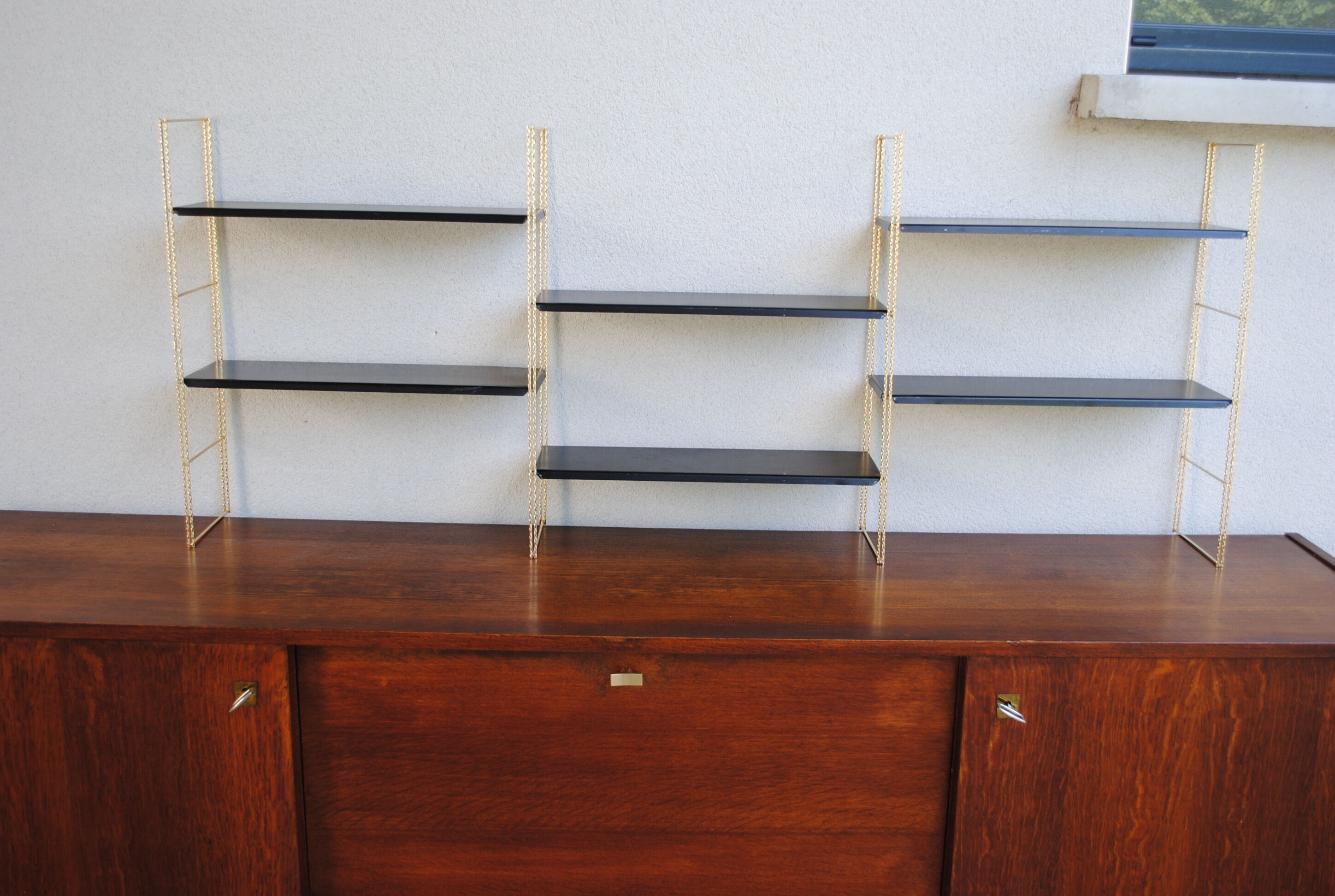 Shelf wall metal string