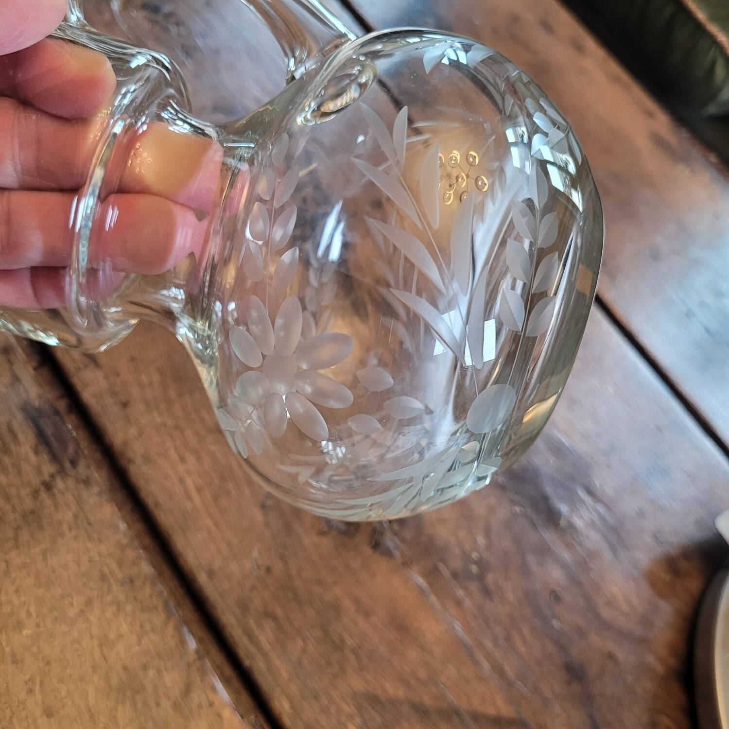 Engraved glass jug with floral decoration – 75 cl – mid 20th century