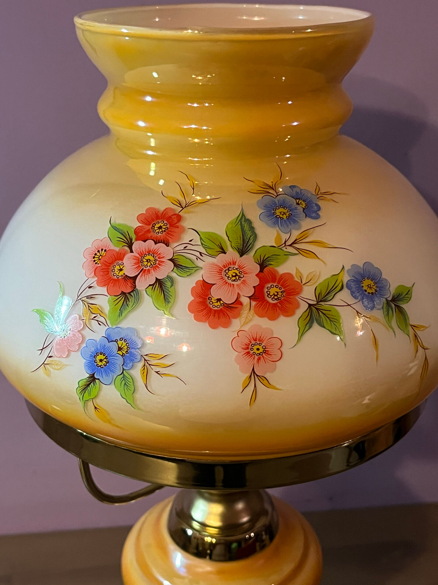 Large "hurricane" table lamp in opaline glass, brand new.