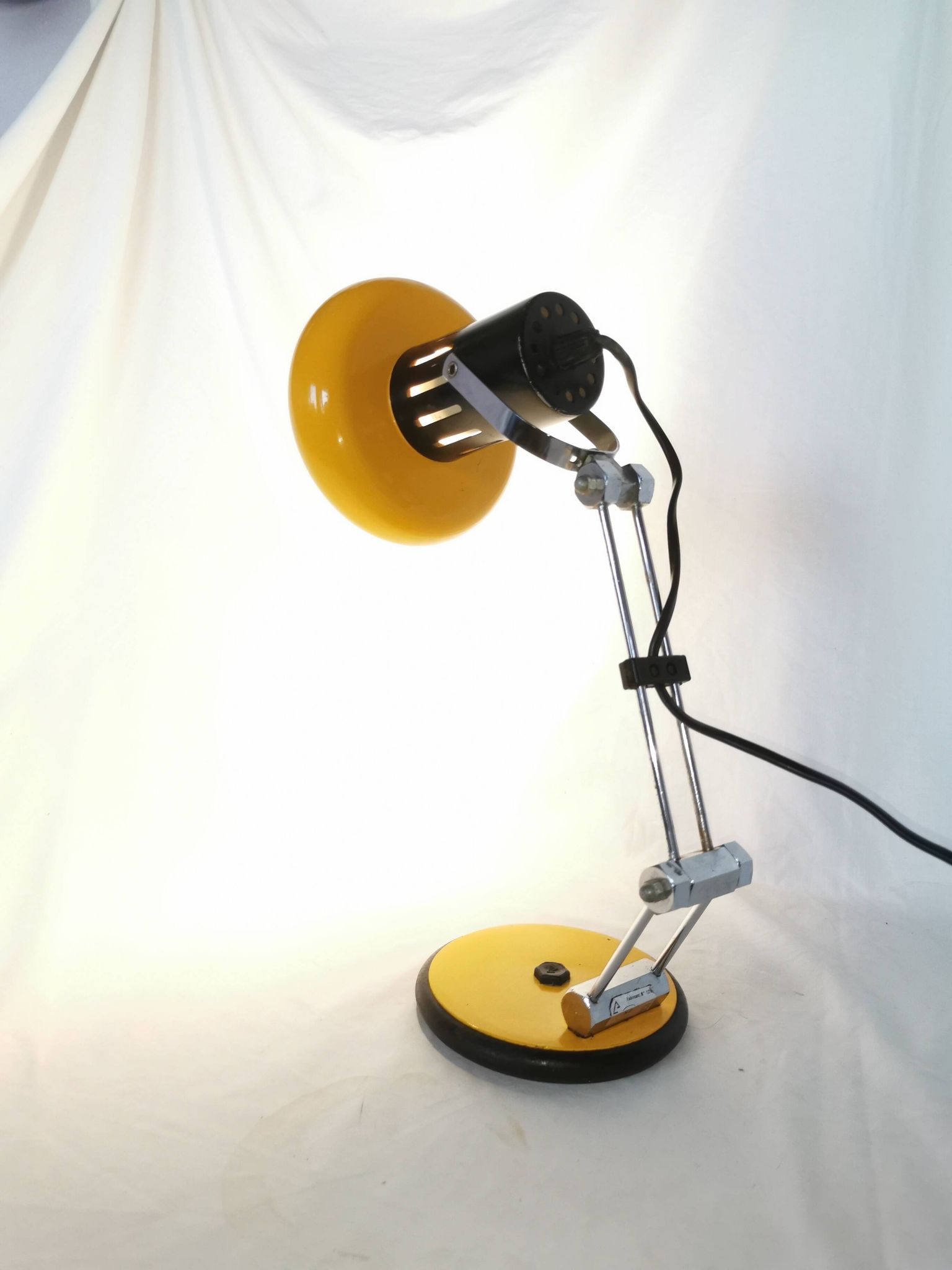 Articulated lamp in lacquered steel, Aluminor, France, 1980.