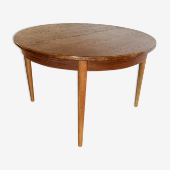 Danish round dining table in extendable 60s teak with butterfly extension
