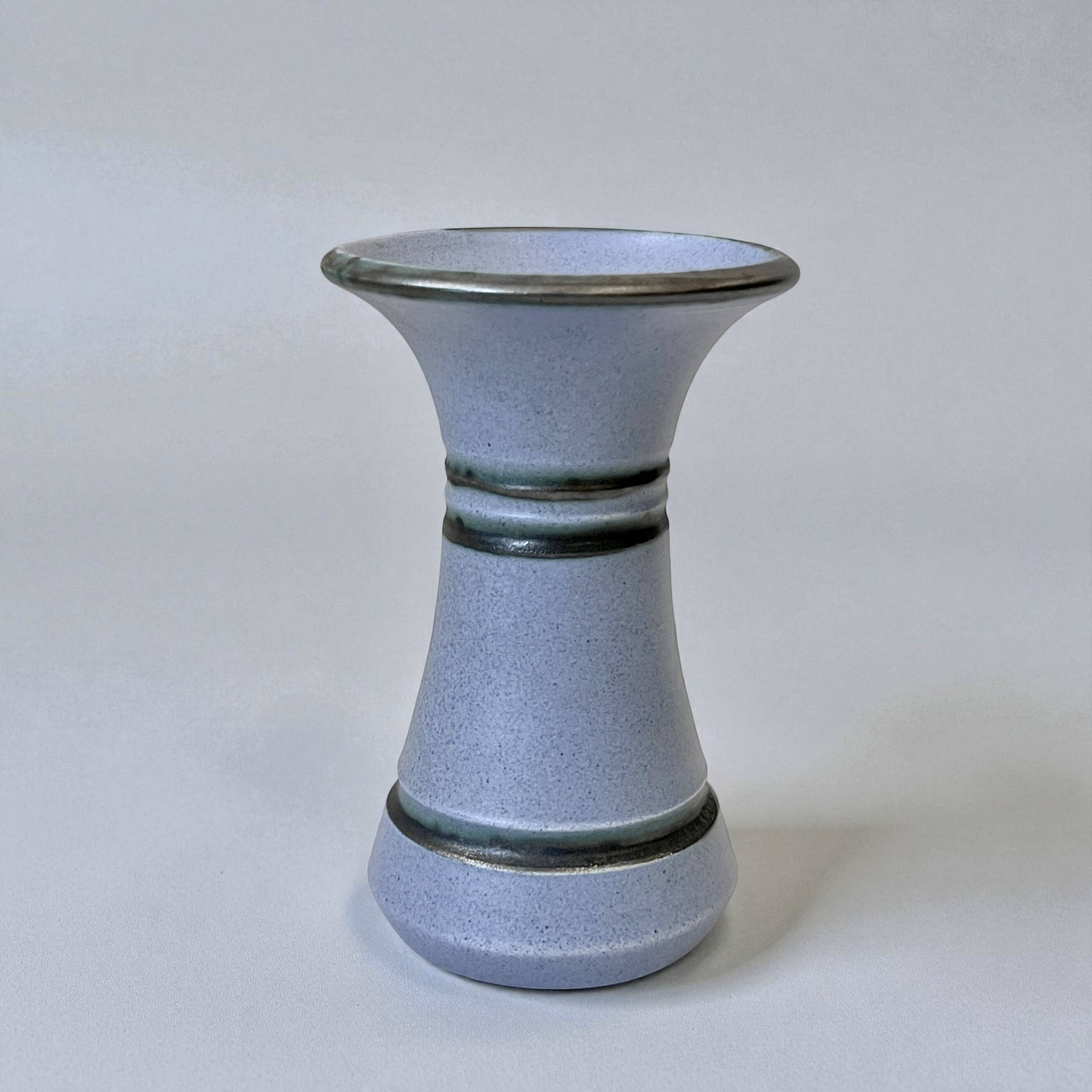 Vase de Knights of Tintagel en céramique grès bleu 1960 -70 soliflore