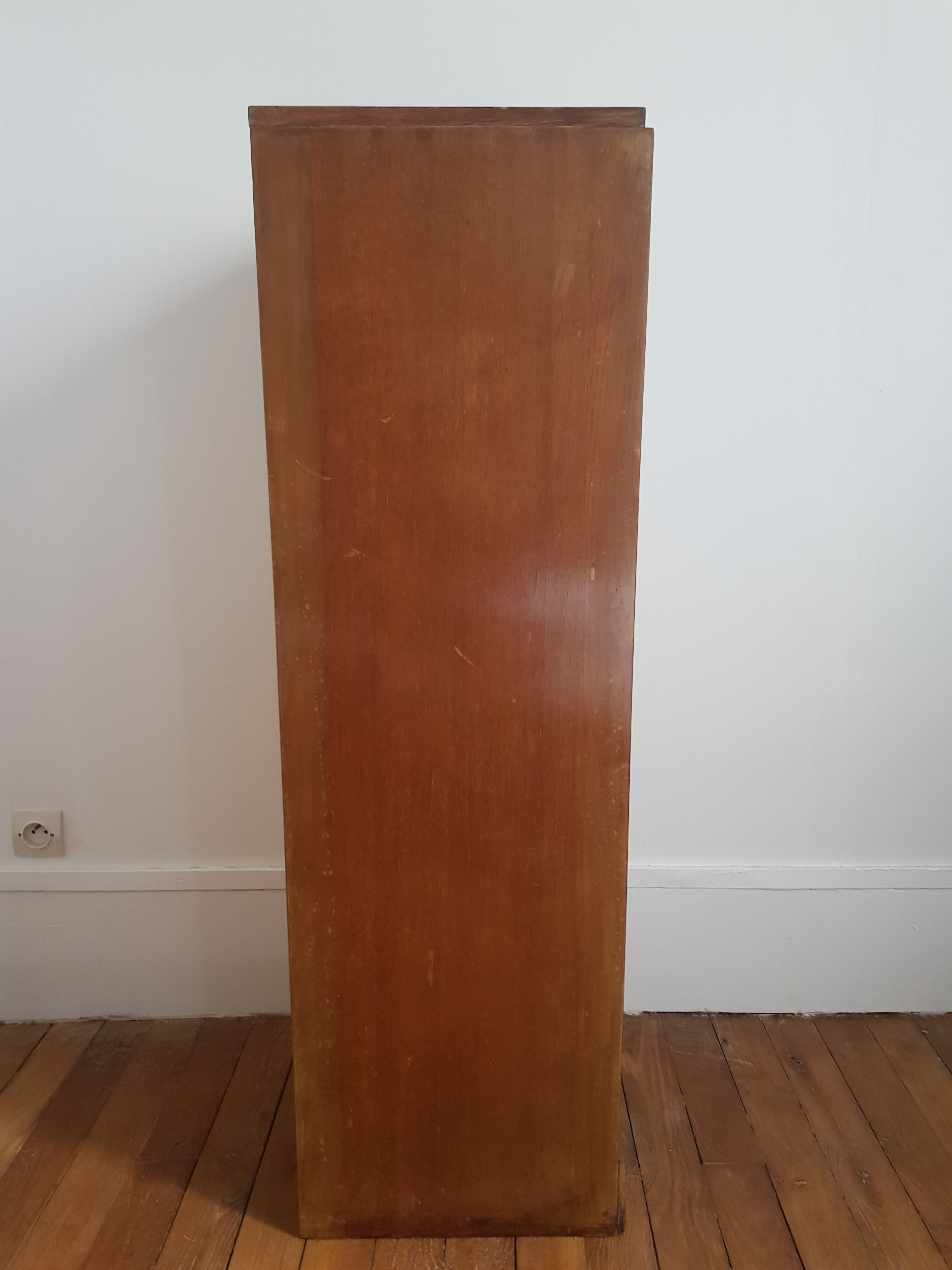 Sliding curtain cabinet