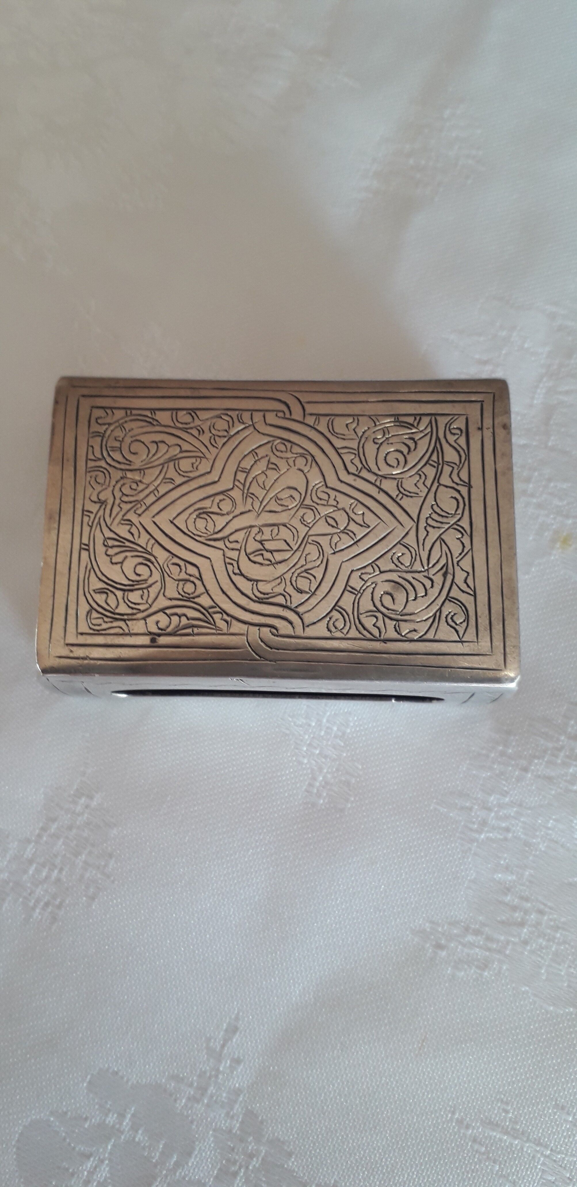 Antique matchbox case in chiseled silver with 3 punches
