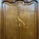 Armoire bonnetière ancienne en merisier et marquéterie – Style Louis XIV