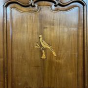 Armoire bonnetière ancienne en merisier et marquéterie – Style Louis XIV