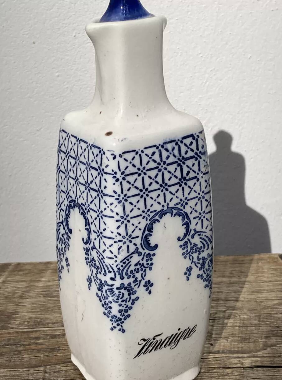 Vinaigrier XIXème bouteille à décor bleu et blanc