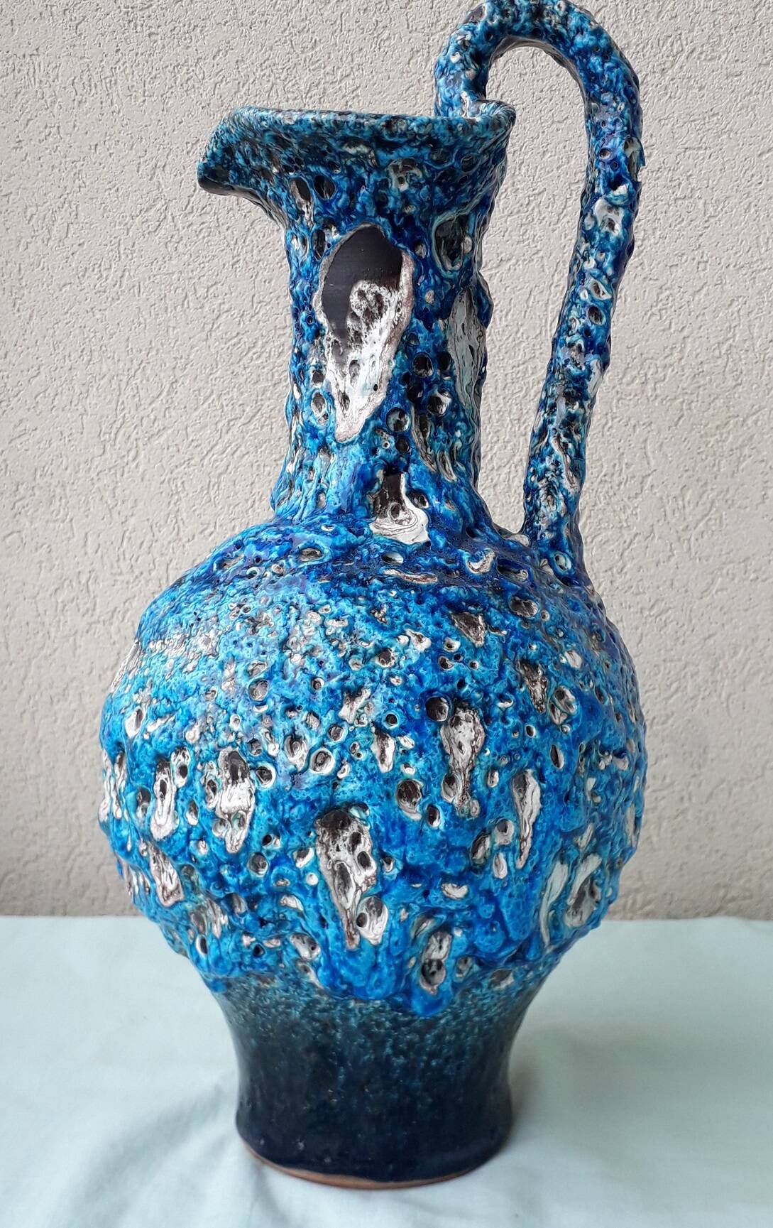 Pichet bleu en céramique fat lava