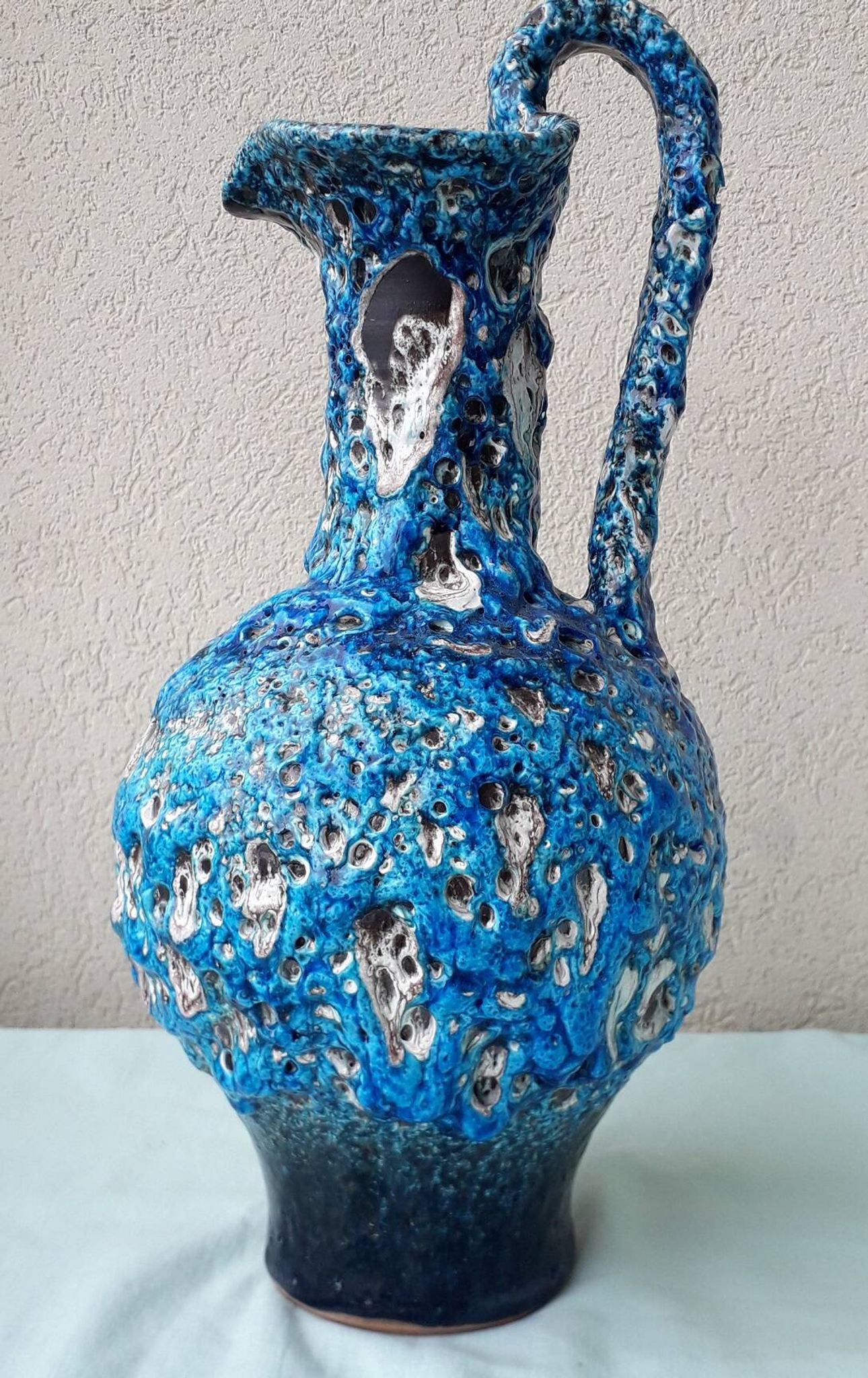 Pichet bleu en céramique fat lava