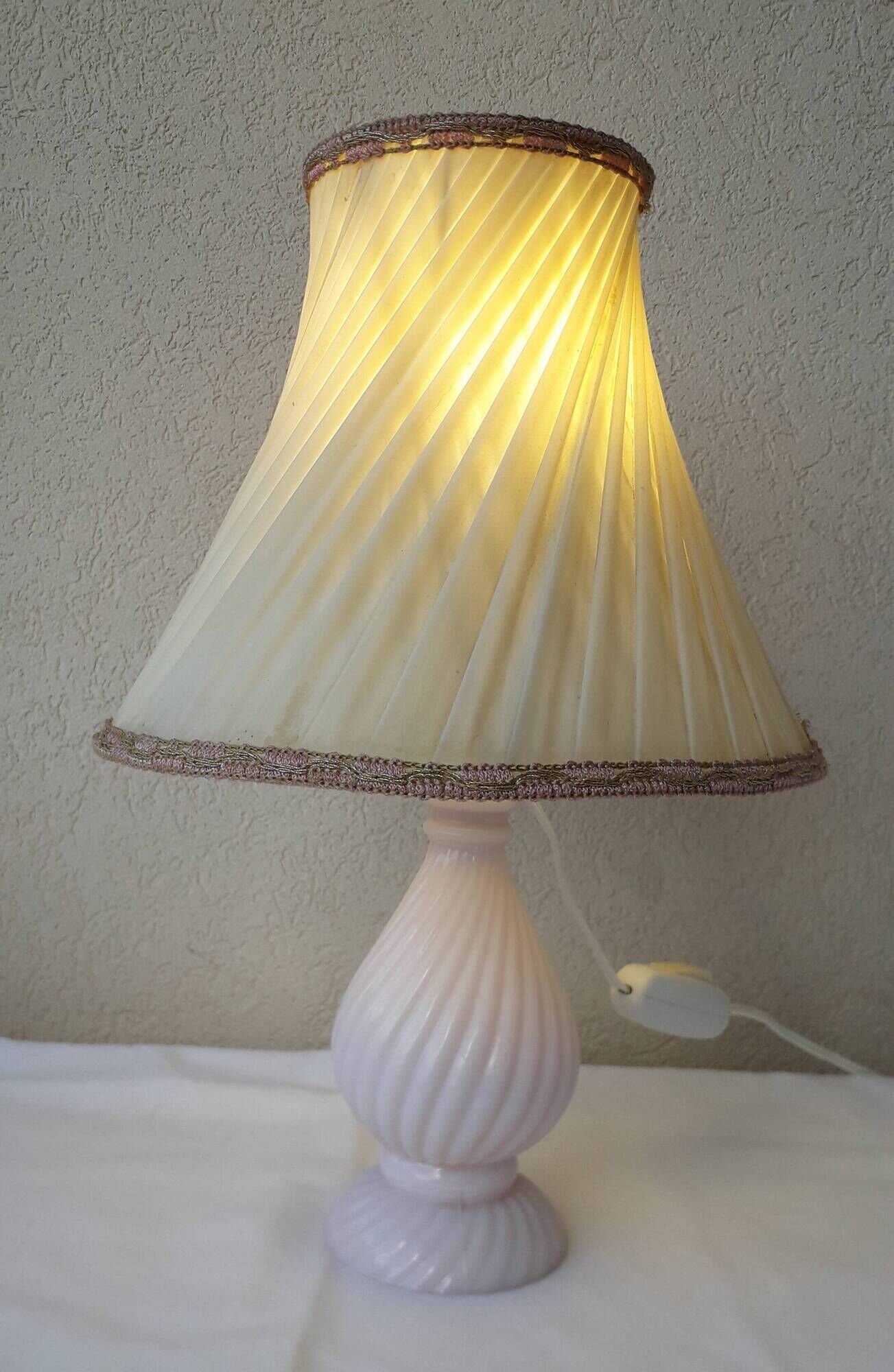 Lampe Chatard en opaline rose