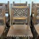 Suite de 6 chaises et 2 fauteuils en chêne et cuir à décor gothique