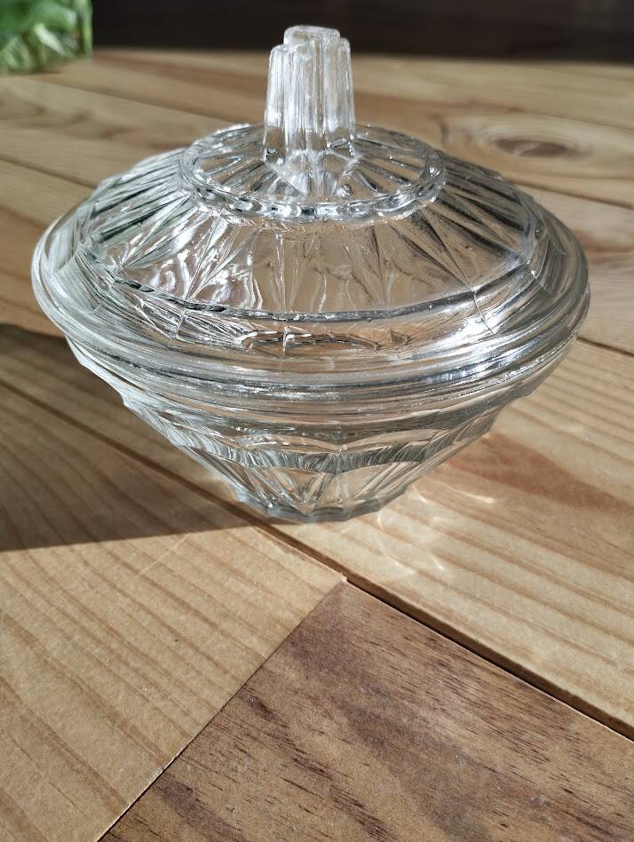 Cut crystal bonbonnière – Bright geometric design