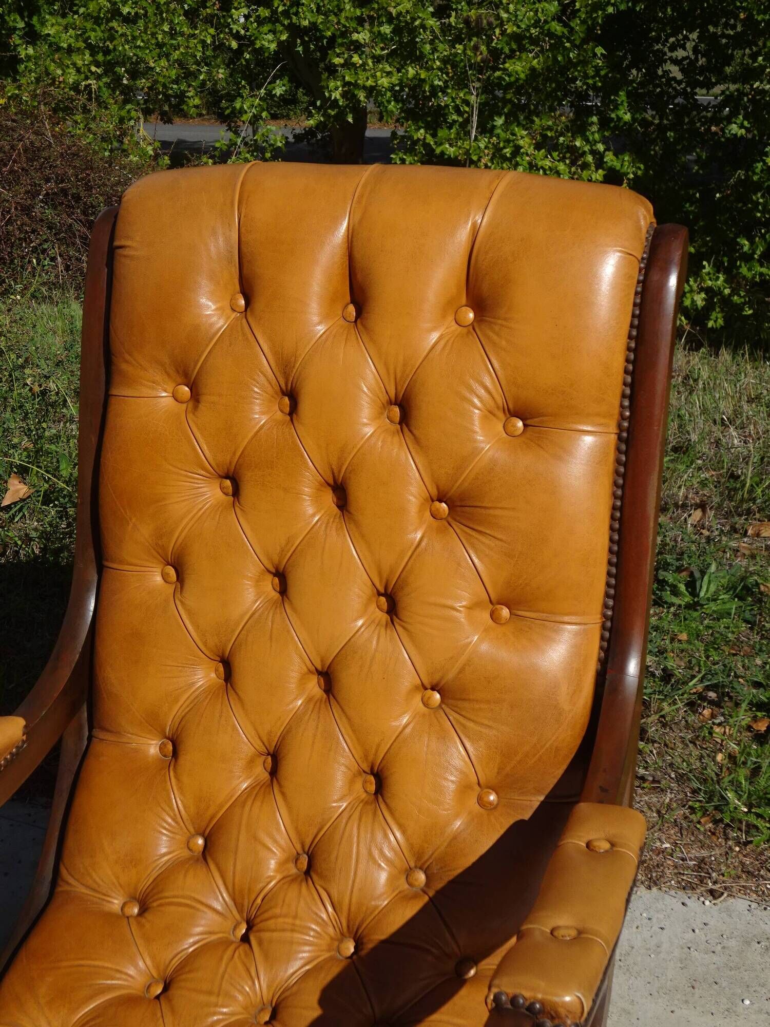 Fauteuils en bois et cuir capitonné, les 2