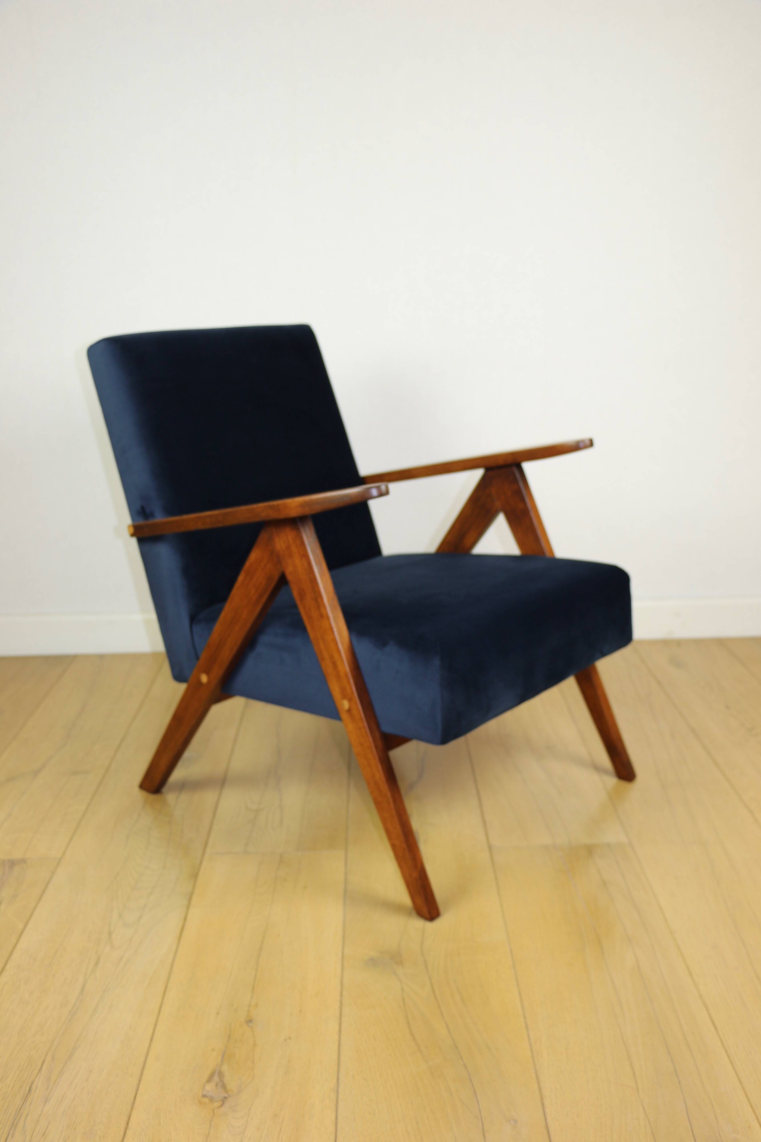 Fauteuil classique Var B-310 vintage des années 1960 en velours bleu marine - bois foncé - 2 pièces disponibles