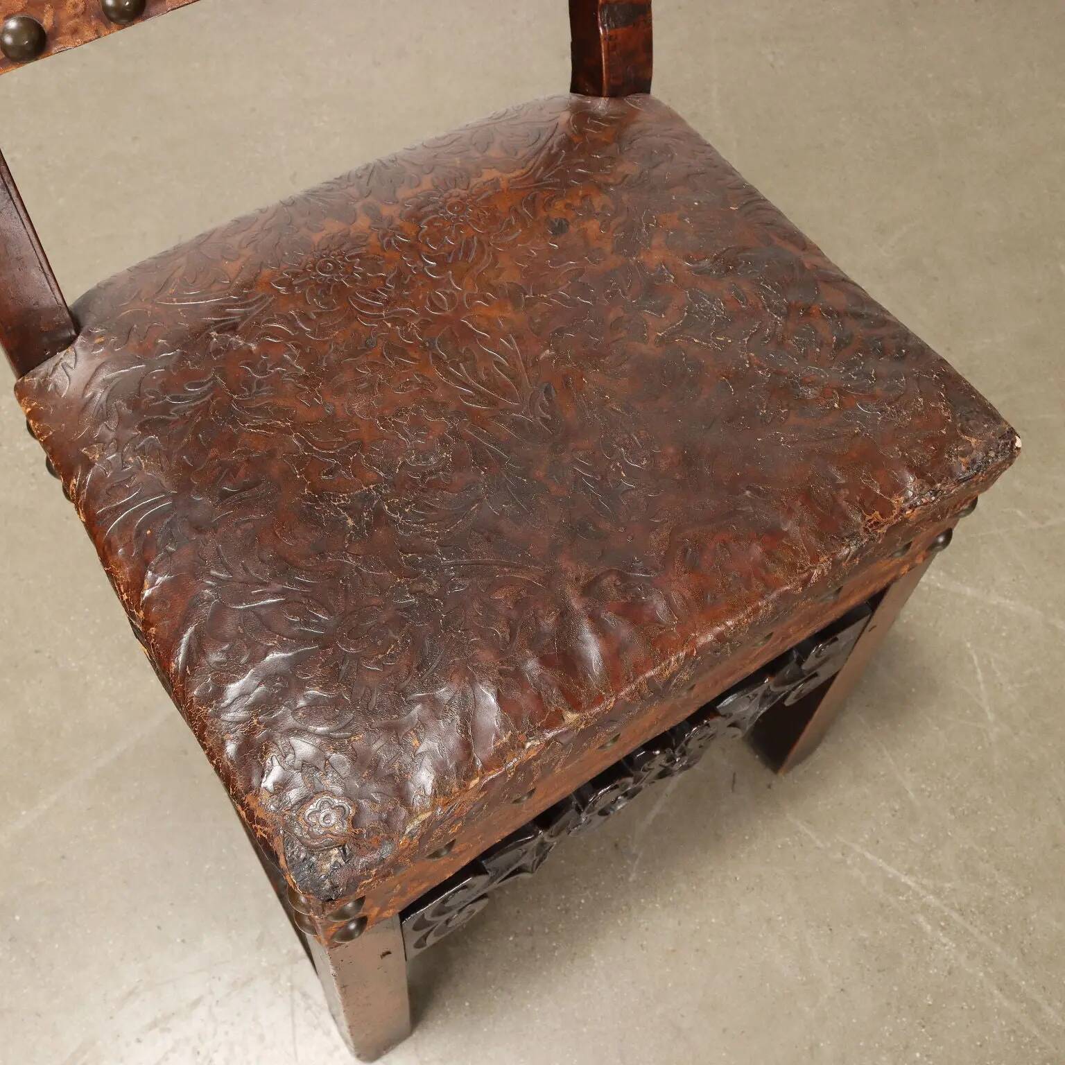 Antique Baroque chair in carved walnut, Italy, 18th century.