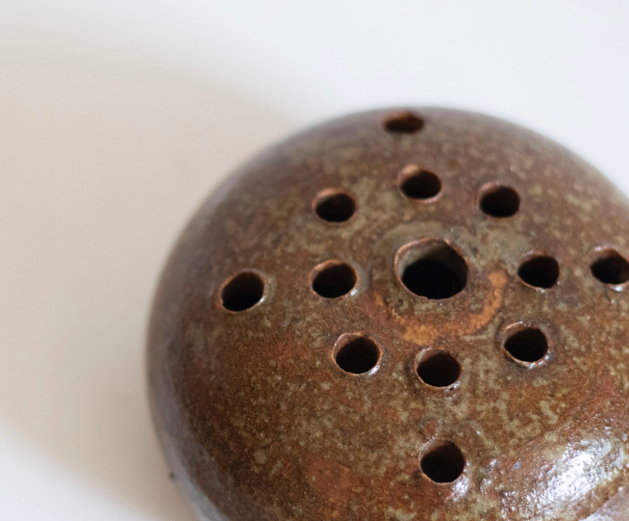 Pique flowers in stoneware signed Guy Baudat