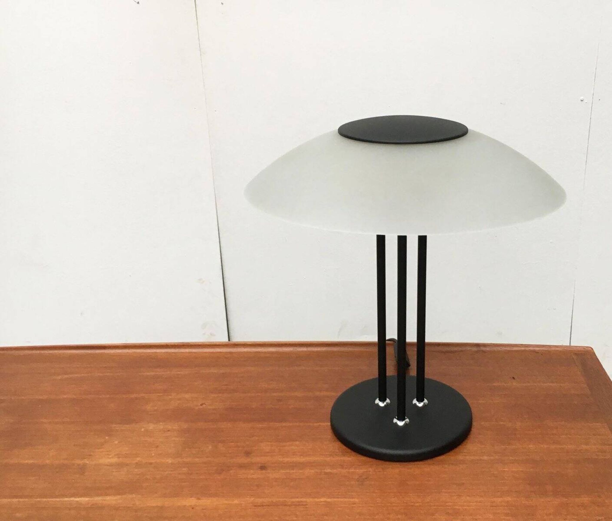Lampe de table vintage postmoderne en verre et métal