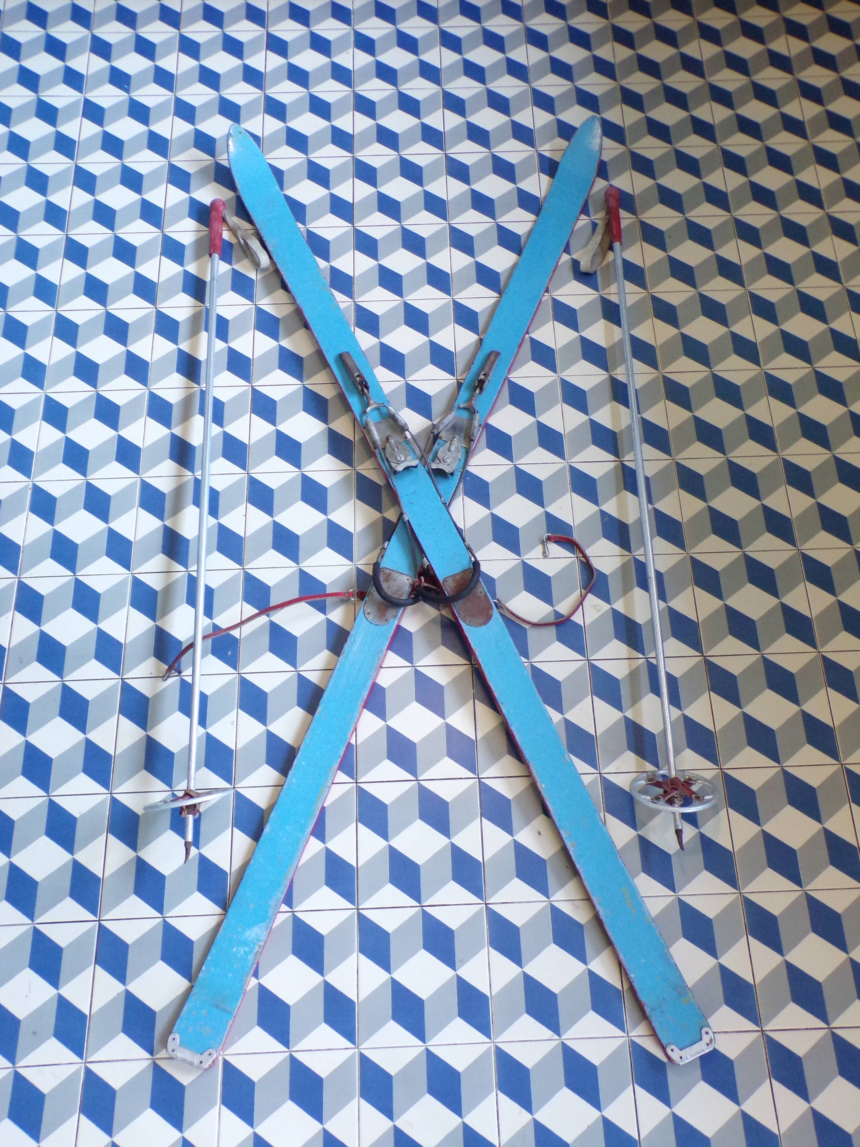 Pair of vintage skis and poles L=198cm