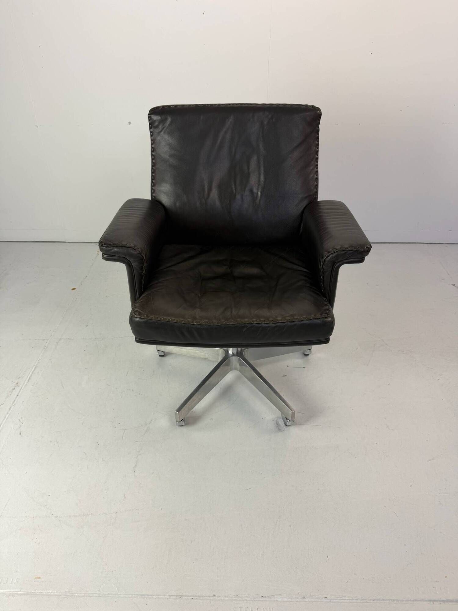Vintage Leather Swivel Armchair De Sede DS 35, Switzerland, 1970s