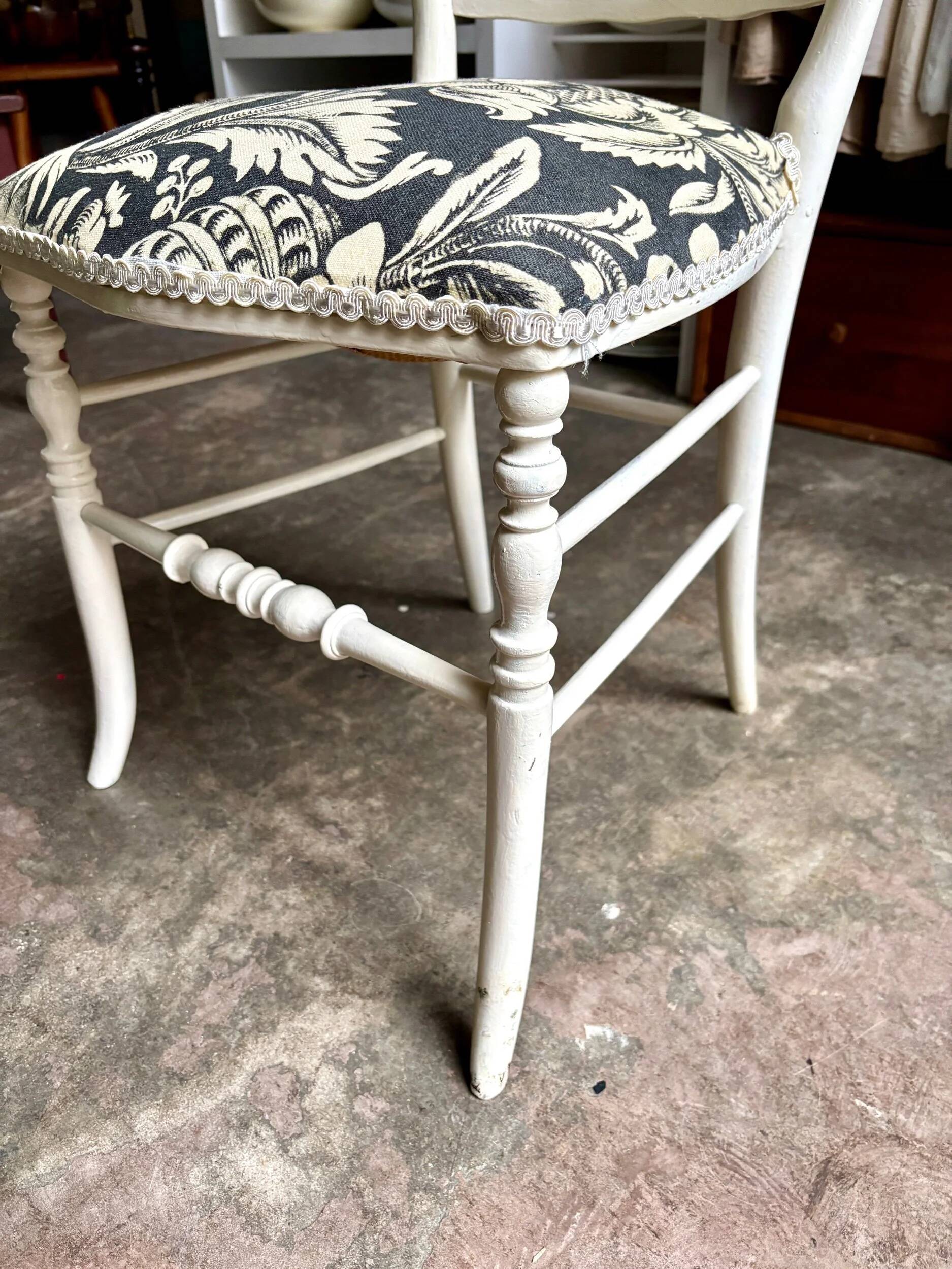 Chaise Napoléon III en bois blanc et coton "Grands Pavots" Antoinette Poisson
