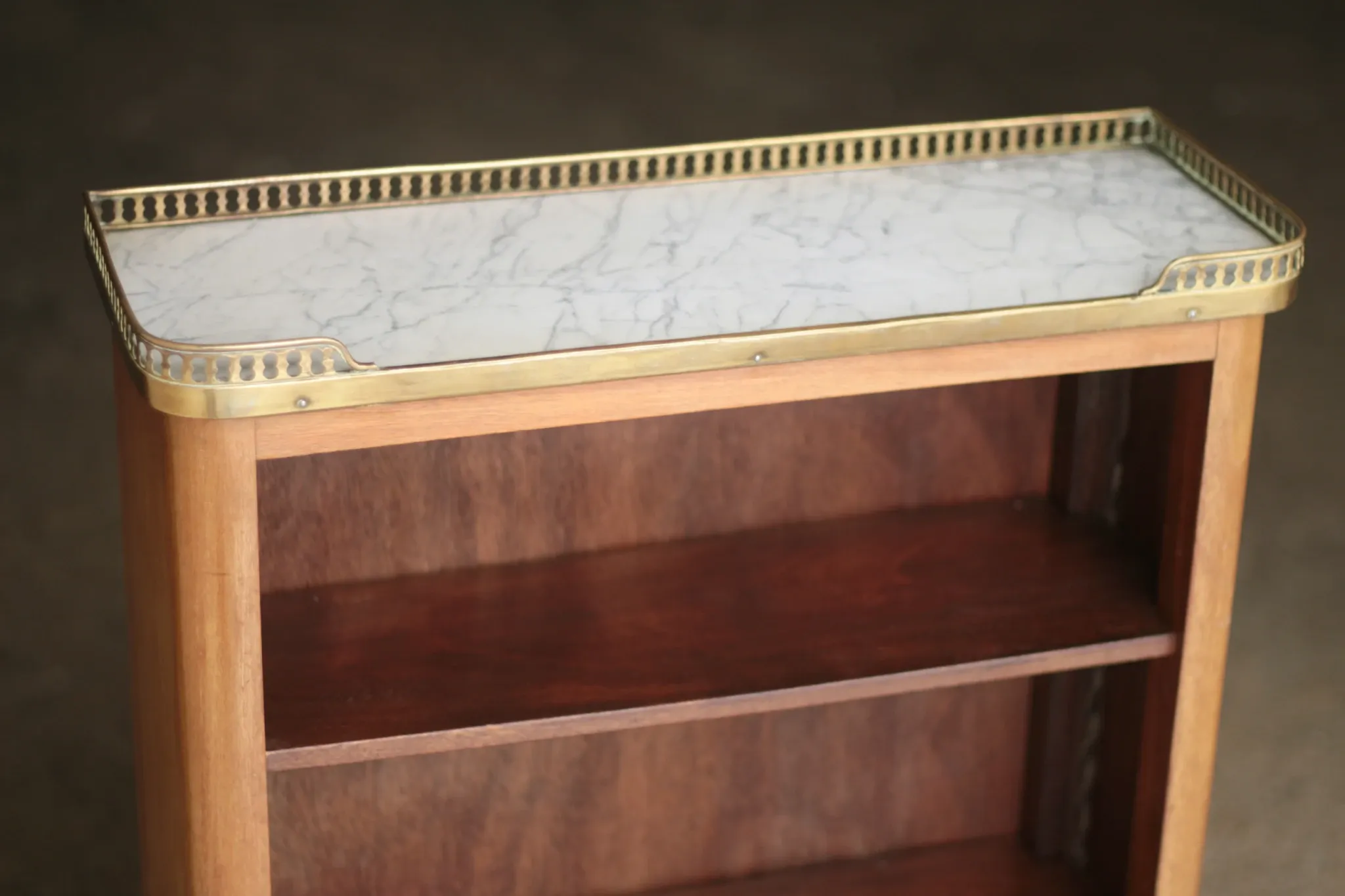 Adorable bibus library in blonde mahogany. With its marble.
