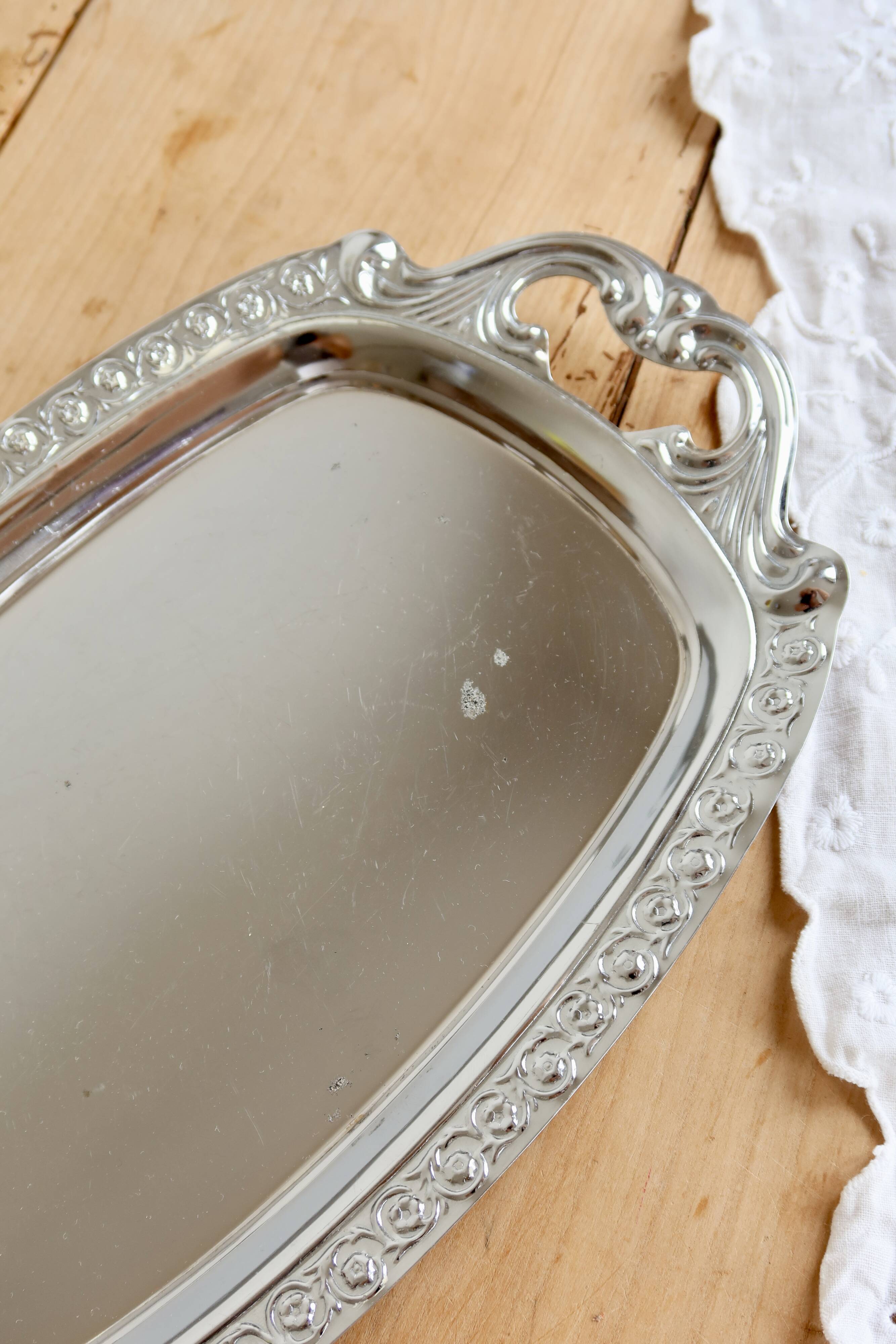 Vintage silver-plated serving tray – Handles and engraved border style